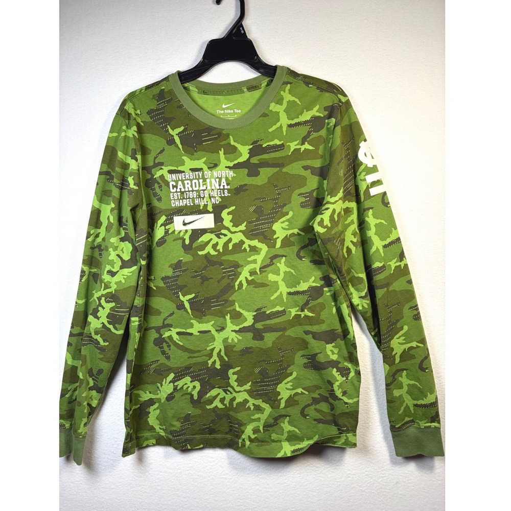 Nike UNC Tar Heels Men Medium Green Camo Excellent Long Sleeve Graphic Tee Shirt